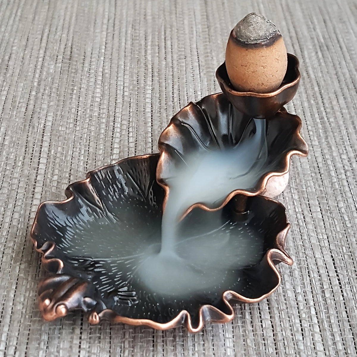 Elegant Leaf-Shaped Zinc Alloy Waterfall Burner Black Copper Zen Meditation Incense Holder for Yoga Spa Home Decor Battery-Free