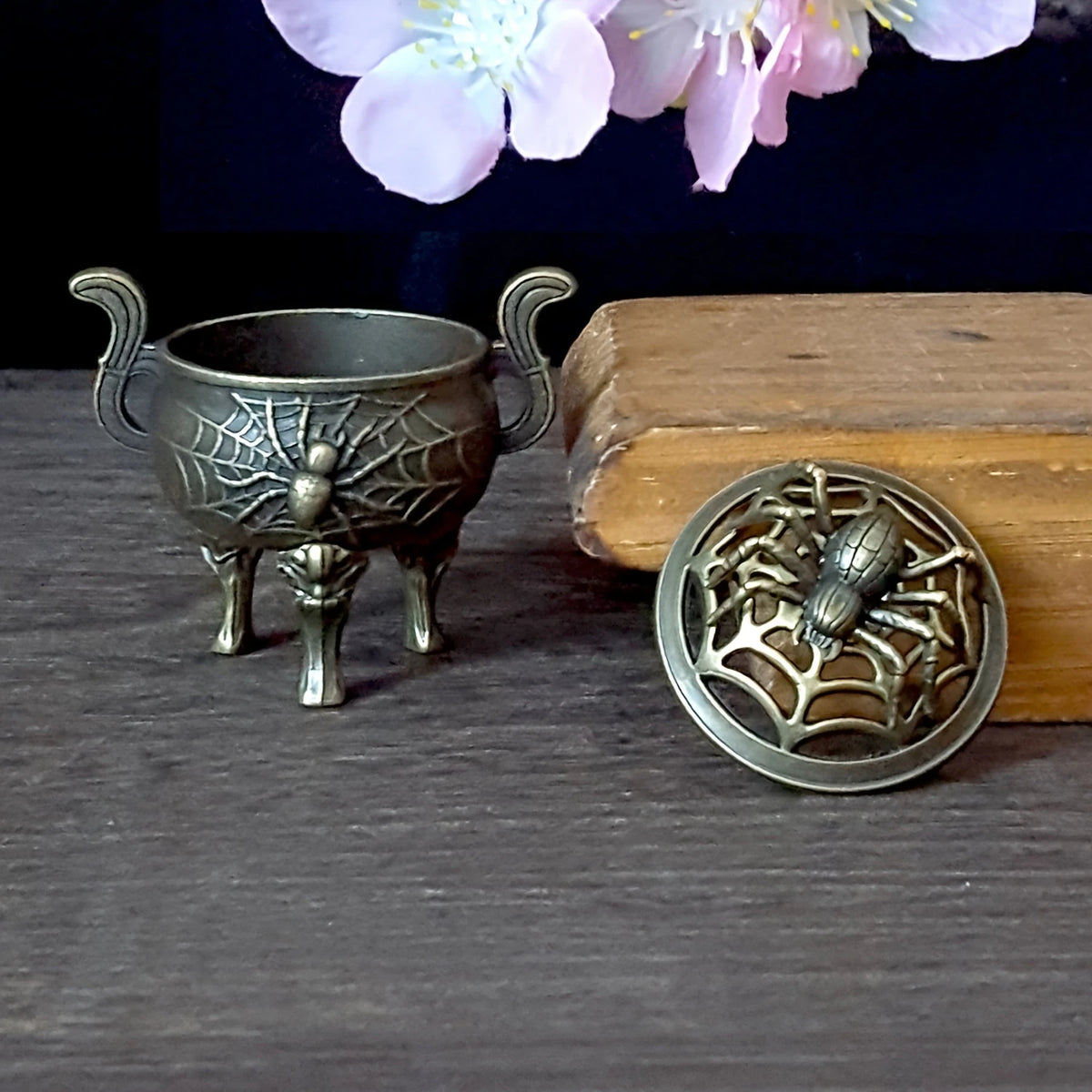Spider Incense Holder Spider Shaped Design Tripod Lidded Alloy Incense Holder Suitable for Meditation Yoga, Spa, Home
