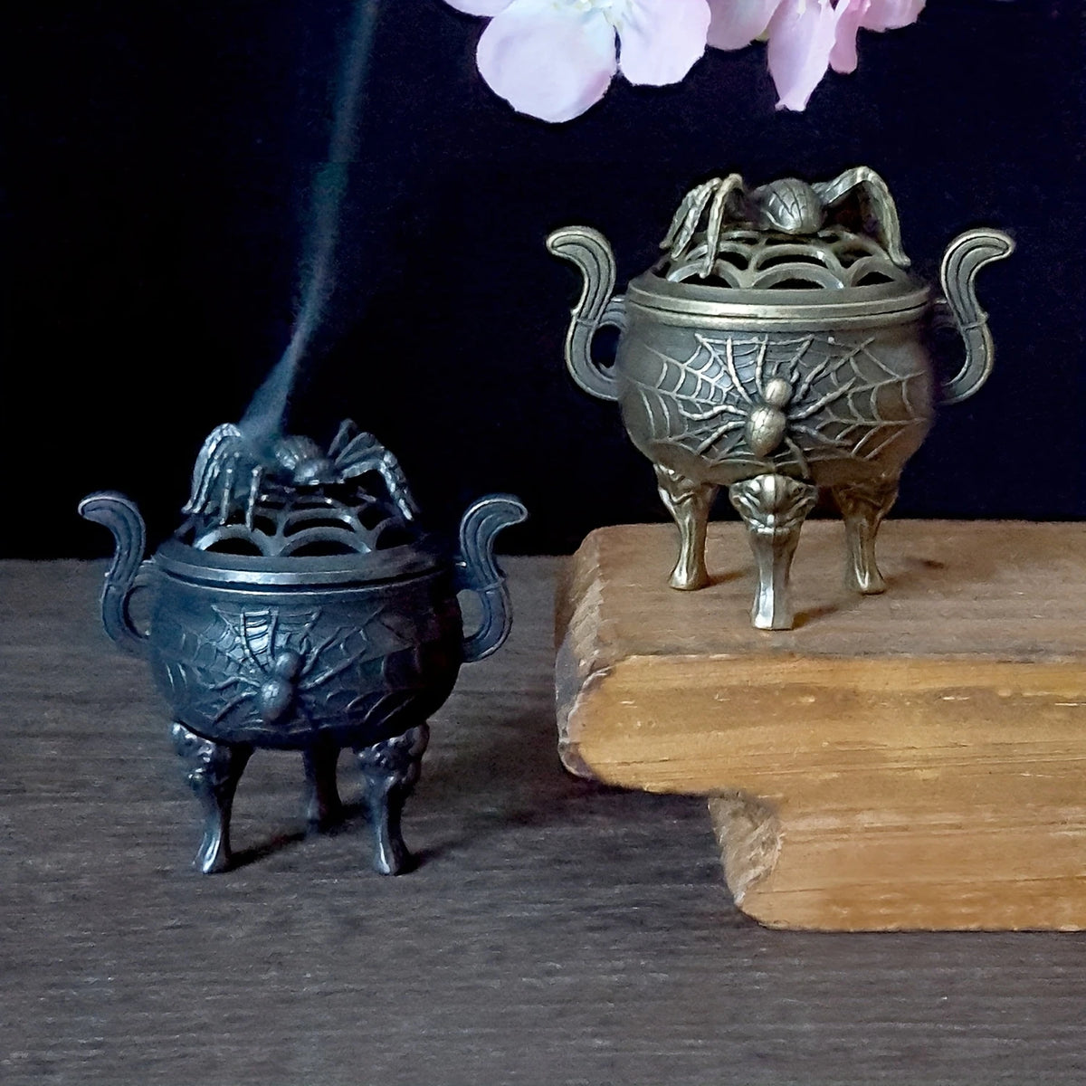 Spider Incense Holder Spider Shaped Design Tripod Lidded Alloy Incense Holder Suitable for Meditation Yoga, Spa, Home