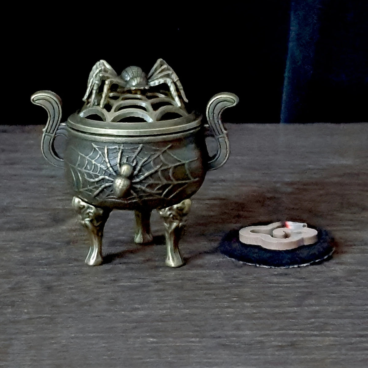 Spider Incense Holder Spider Shaped Design Tripod Lidded Alloy Incense Holder Suitable for Meditation Yoga, Spa, Home