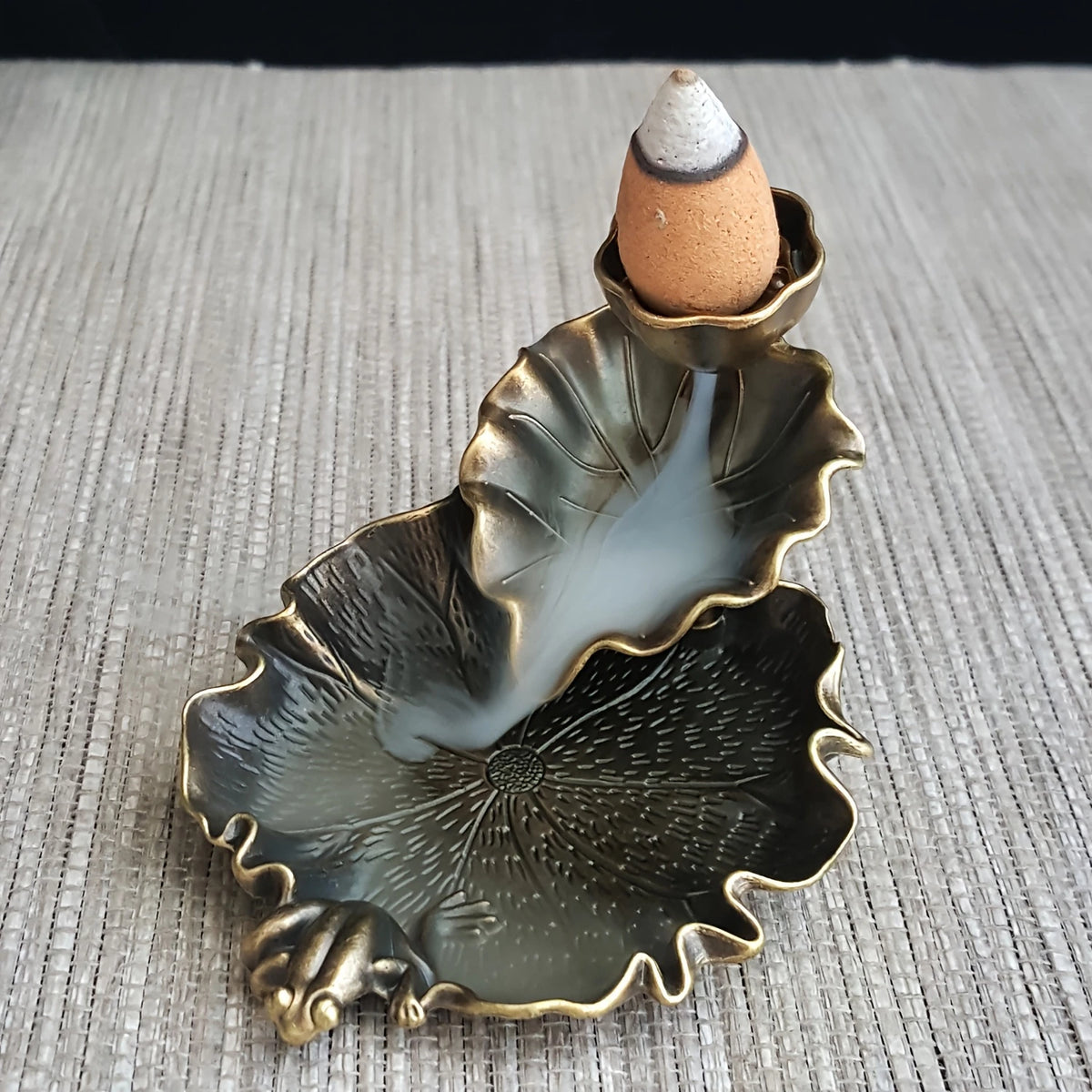Elegant Leaf-Shaped Zinc Alloy Waterfall Burner Black Copper Zen Meditation Incense Holder for Yoga Spa Home Decor Battery-Free