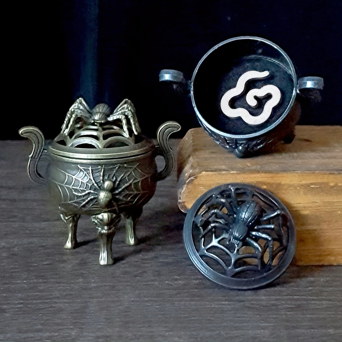 Spider Incense Holder Spider Shaped Design Tripod Lidded Alloy Incense Holder Suitable for Meditation Yoga, Spa, Home