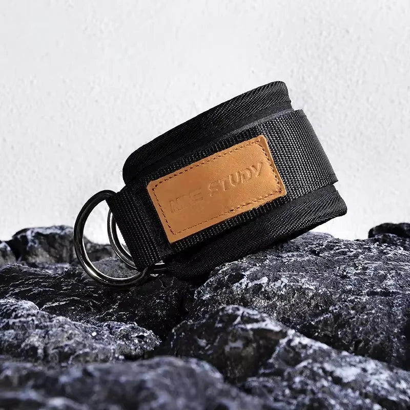 Sangle de poignet pour équipement de musculation des deltoïdes sur cadre à portique, avec accessoire de corde de traction.