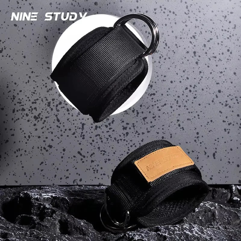 Sangle de poignet pour équipement de musculation des deltoïdes sur cadre à portique, avec accessoire de corde de traction.