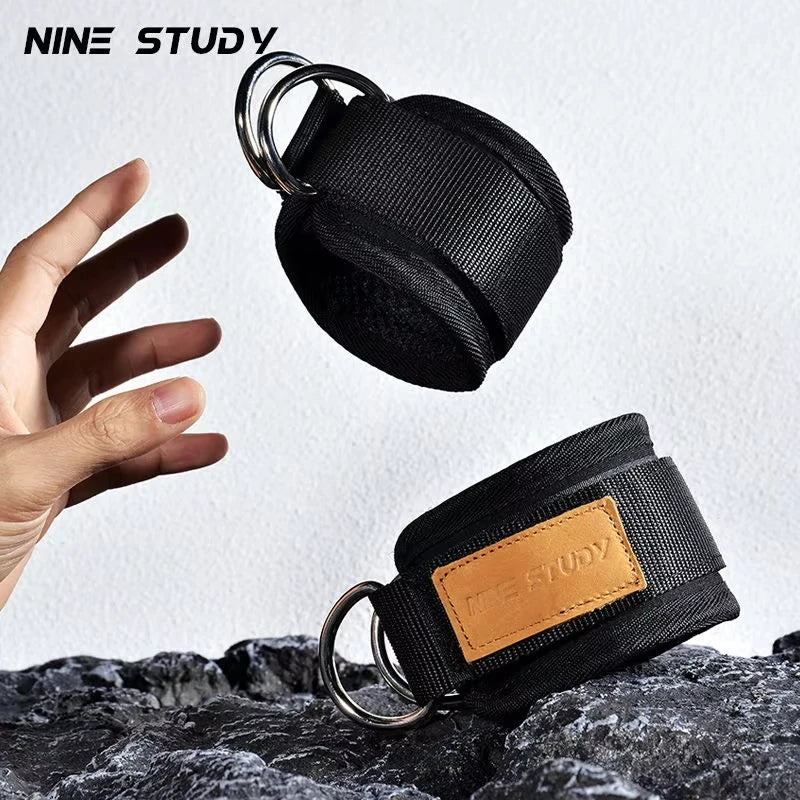 Sangle de poignet pour équipement de musculation des deltoïdes sur cadre à portique, avec accessoire de corde de traction.