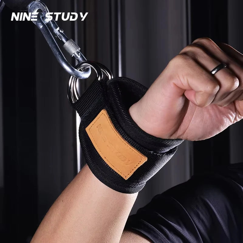 Sangle de poignet pour équipement de musculation des deltoïdes sur cadre à portique, avec accessoire de corde de traction.