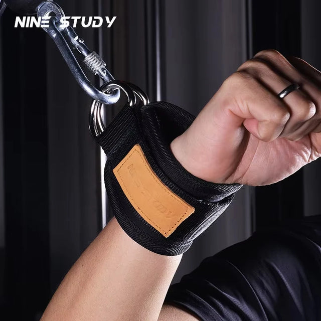 Sangle de poignet pour équipement de musculation des deltoïdes sur cadre à portique, avec accessoire de corde de traction.