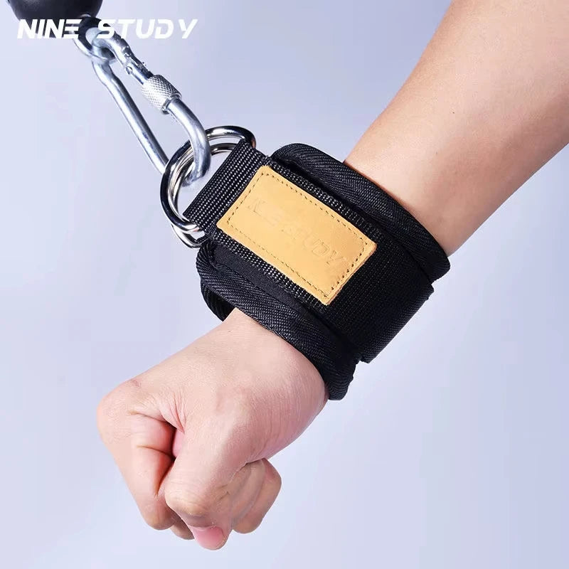 Sangle de poignet pour équipement de musculation des deltoïdes sur cadre à portique, avec accessoire de corde de traction.