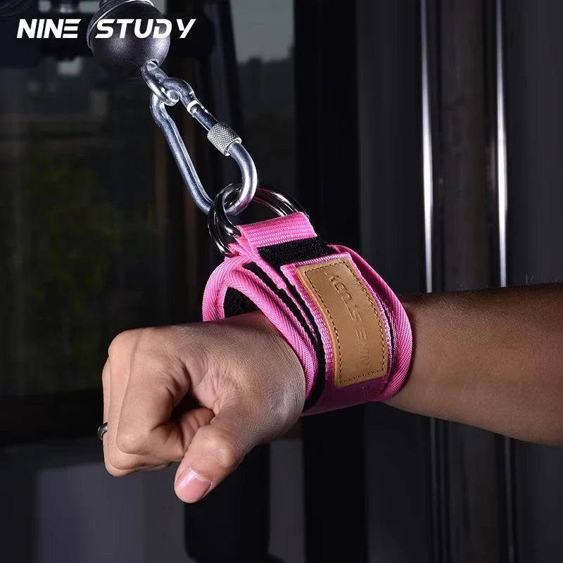 Sangle de poignet pour équipement de musculation des deltoïdes sur cadre à portique, avec accessoire de corde de traction.
