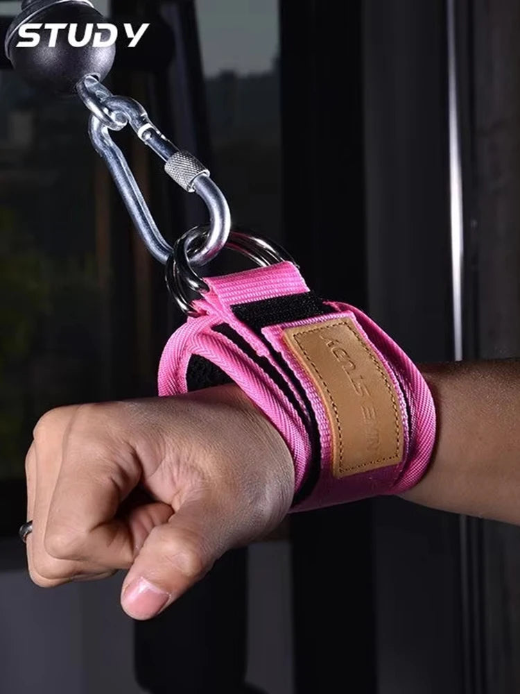 Sangle de poignet pour équipement de musculation des deltoïdes sur cadre à portique, avec accessoire de corde de traction.