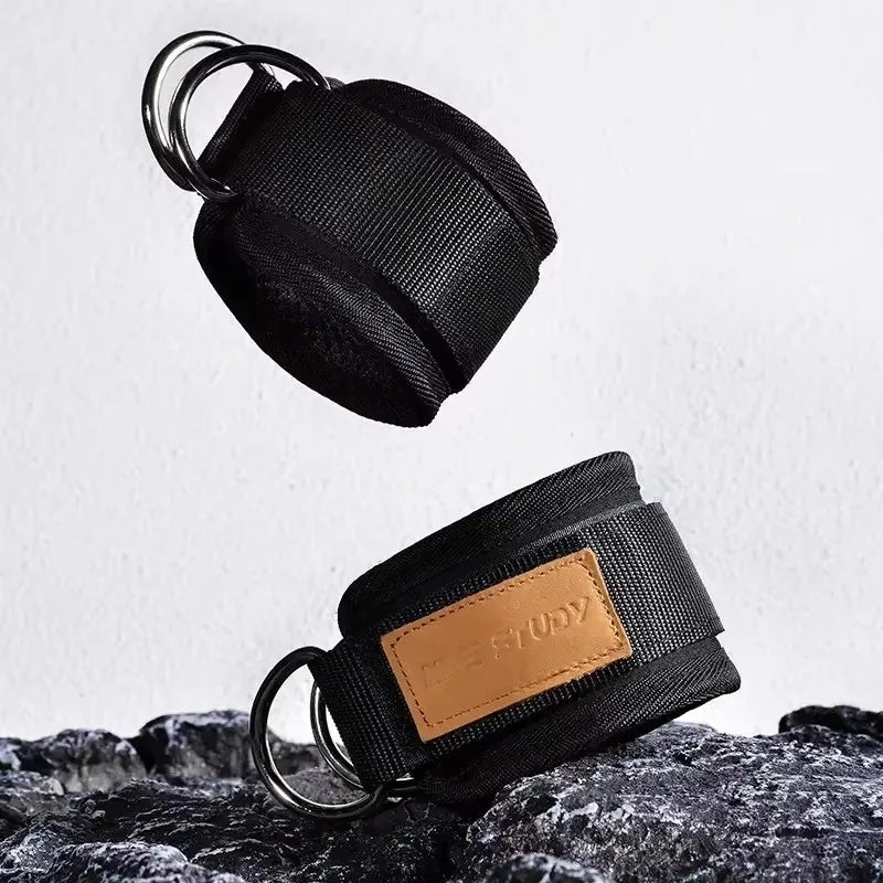 Sangle de poignet pour équipement de musculation des deltoïdes sur cadre à portique, avec accessoire de corde de traction.